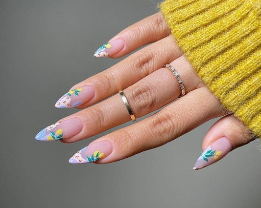 Manucure gel avec du nail art fleurs