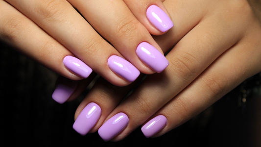 Manucure vernis couleur violet