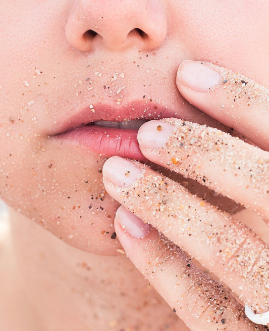 mains de femme avec les ongles court