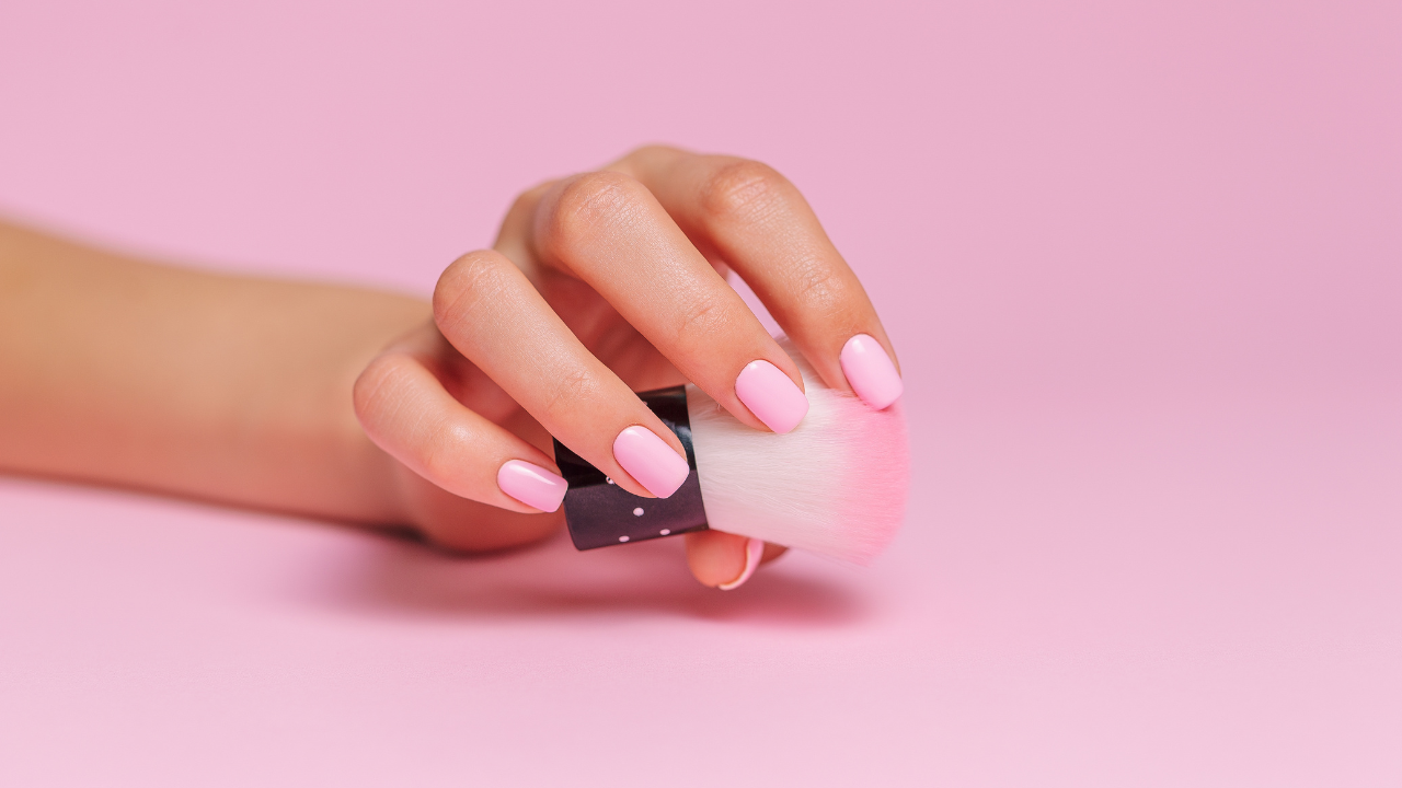 Manucure vernis couleur rose bonbon